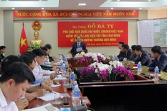 Phó Chủ tịch Quốc hội Đỗ Bá Tỵ phát biểu tại cuộc họp triển khai dự án đường Trường Sơn Đông tại thành phố Đà Lạt. (Ảnh: Chu Quốc Hùng/TTXVN)