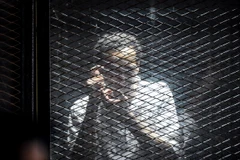 Một thành viên tổ chức Anh em Hồi giáo (MB) tại phiên tòa xét xử ở Cairo, Ai Cập ngày 28/7. (Nguồn: AFP/TTXVN)