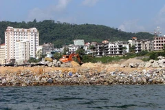 Thi công một công trình lấn biển bên bờ Vịnh Hạ Long. (Ảnh: Văn Đức/TTXVN)