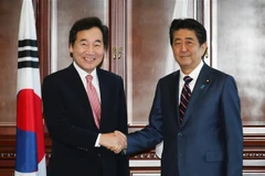Thủ tướng Hàn Quốc Lee Nak-yon (trái) và Thủ tướng Nhật Bản Shinzo Abe tại cuộc gặp ở Vladivostok, Nga, ngày 11/9. (Ảnh: YONHAP/TTXVN)