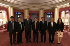 Ủy viên Bộ Chính trị, Bí thư Trung ương Đảng, Trưởng ban Tổ chức Trung ương (giữa) tại cuộc gặp Công tước xứ York, Hoàng tử Andrew tại cung điện Buckingham, London. (Ảnh: TTXVN phát)