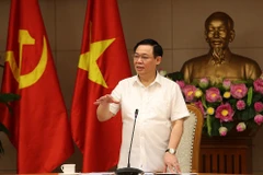 Phó Thủ tướng Vương Đình Huệ điều hành cuộc họp. (Ảnh: Dương Giang/TTXVN)