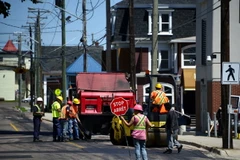 Công nhân xây dựng làm việc tại thành phố Moncton, New Brunswick, Canada. (Nguồn: AFP/TTXVN)