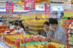 Người tiêu dùng mua sắm tại siêu thị Saigon Co.op Thành phố Hồ Chí Minh. (Ảnh: Thanh Vũ/TTXVN)