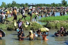 Người tị nạn Rohingya chạy trốn xung đột từ Rakhine (Myanmar) tới khu vực Palongkhali gần Ukhia, Bangladesh ngày 16/10/2017. (Nguồn: AFP/TTXVN)