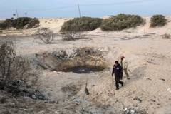 Hiện trường một vụ không kích của Israel nhằm vào căn cứ của phòng trào Hamas tại thị trấn Khan Yunis, dải Gaza. (Nguồn: AFP/TTXVN)