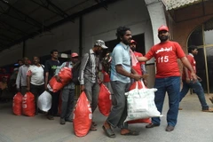  Ngư dân Ấn Độ được trả tự do sau khi bị bắt giữ do đánh bắt cá trái phép tại Lahore, Pakistan ngày 30/10/2017. (Nguồn: AFP/TTXVN)