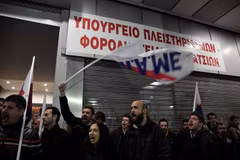 Người dân biểu tình phản đối cải cách tại Athens, Hy Lạp ngày 11/1. (Nguồn: AFP/TTXVN)