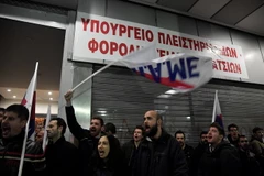 Người dân biểu tình phản đối cải cách tại Athens, Hy Lạp ngày 11/1. (Nguồn: AFP/TTXVN)