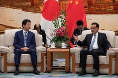 Thủ tướng Trung Quốc Lý Khắc Cường (phải) và Thủ tướng Nhật Bản Shinzo Abe trong cuộc gặp tại Bắc Kinh ngày 25/10/2018. (Ảnh: AFP/TTXVN) 