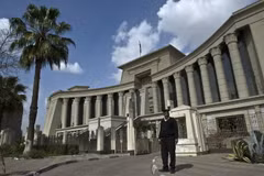  Cảnh sát gác bên ngoài Tòa án Hiến pháp Tối cao Ai Cập ở thủ đô Cairo. (Nguồn: AFP/TTXVN)