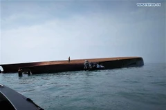 Tàu chở cát bị lật úp ngoài khơi Malaysia ngày 21/3. (Nguồn: THX/TTXVN)