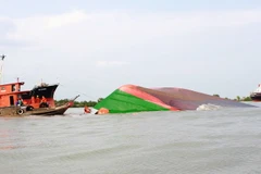 Trục vớt sà lan bị chìm trên sông. Ảnh minh họa. (Nguồn: Thế Vinh/TTXVN)