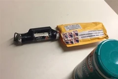 Thiết bị nghi là chất nổ được phát hiện bên trong một bưu kiện gửi tới trụ sở CNN tại New York, Mỹ ngày 24/10/2018. (Ảnh: AFP/TTXVN)