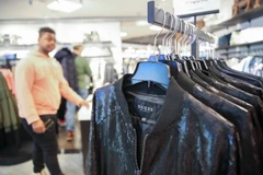 Quần áo sản xuất tại Trung Quốc được bày bán tại cửa hàng ở New York, Mỹ ngày 22/3. (Nguồn: THX/TTXVN)