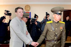  Sinh viên Otto Warmbier (trái) tại tòa án ở Bình Nhưỡng, Triều Tiên ngày 16/3/2016. (Nguồn: EPA/TTXVN)