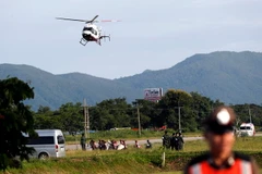 Máy bay chở một thành viên đội bóng vừa được giải cứu khỏi hang Tham Luang tới bệnh viện ở Chiang Rai ngày ngày 9/7. (Nguồn: EPA/TTXVN)