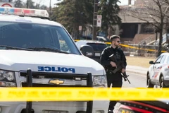 Cảnh sát điều tra tại hiện trường vụ đâm xe. (Nguồn: THX/TTXVN)