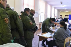 Cử tri Nga bỏ phiếu tại một điểm bầu cử ở thủ đô Moskva ngày 18/3. (Nguồn: AFP/TTXVN)