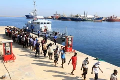 Người di cư đến từ châu Phi sau khi được lực lượng bảo vệ bờ biển Libya cứu tại vùng biển Địa Trung Hải, ngoài khời Libya ngày 29/8. (Nguồn: AFP/TTXVN)