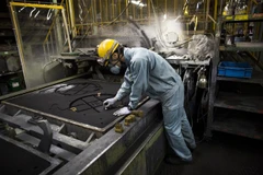 Công nhân làm việc tại một nhà máy ở Otawara, tỉnh Tochigi, Nhật Bản. (Ảnh: AFP/TTXVN)