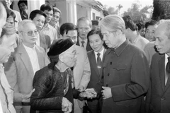 Tổng Bí thư Đỗ Mười nói chuyện thân mật với nhân dân xã Lê Lợi, huyện Thường Tín (Hà Tây cũ), ngày 1/11/1992. (Ảnh: Xuân Lâm/TTXVN)
