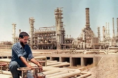 Công nhân làm việc tại cơ sở khai thác dầu ở Kirkuk, Iraq ngày 7/3/2017. (Nguồn: AFP/TTXVN)