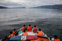  Lực lượng cứu hộ tìm kiếm các nạn nhân mất tích trong vụ lật tàu trên hồ Toba ngày 20/6. (Nguồn: AFP/TTXVN)