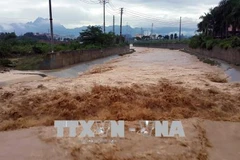 Nước lũ vẫn tiếp tục đổ về sông, suối ngày càng lớn tại phường Hữu Nghị, thành phố Hòa Bình. (Ảnh: Thanh Hải/TTXVN)