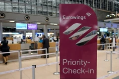  Hành khách đợi làm thủ tục tại sân bay Helmut-Schmidt ở Hamburg, Đức. (Nguồn: AFP/TTXVN)