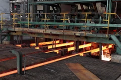 Hoạt động sản xuất tại Nhà máy Gang thép Lào Cai. (Ảnh: Quốc Khánh/TTXVN)