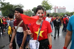 [Photo] Cổ động viên náo nức trước trận quyết đấu Việt Nam-Malaysia