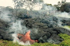 Dung nham trào khỏi núi lửa Kilauea, Hawaii, Mỹ ngày 26/10/2014. (Nguồn: AFP/TTXVN)