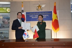 Bộ trưởng Quốc phòng Ngô Xuân Lịch và Bộ trưởng Quốc phòng Hàn Quốc Song Young-moo ký Tuyên bố tầm nhìn chung về hợp tác quốc phòng đến năm 2030. (Ảnh: Mạnh Hùng/TTXVN)