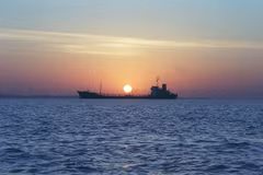 Tàu thuyền qua lại Eo biển Hormuz. (Ảnh: Offshore Technology/TTXVN)