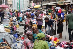 Người dân trên một đường phố ở Lagor, Nigeria. (Nguồn: AP)