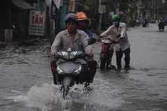 Triều cường tại đường Lê Văn Lương, huyện Nhà Bè, TP. Hồ Chí Minh. (Ảnh: Xuân Dự/TTXVN)