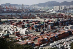Hàng hóa tại cảng ở Busan, Hàn Quốc. (Ảnh: EPA/TTXVN)