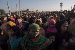 Người tị nạn Hồi giáo Rohingya chờ nhận thực phẩm cứu trợ tại trại tị nạn Kutupalong ở Cox's Bazar, Bangladesh ngày 30/10/2017. (Nguồn: AFP/TTXVN)
