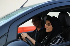  Phụ nữ Saudi Arabia học lái xe tại Jeddah ngày 7/3. (Ảnh: AFP/TTXVN)