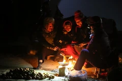 Người dân Mường Thanh, Điện Biên đốt lửa sưởi ấm trong những ngày giá rét. (Ảnh: Phan Tuấn Anh/TTXVN)