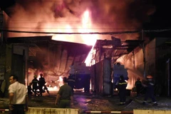 Hiện trường vụ cháy thời điểm lúc 22 giờ 50. (Ảnh: Phan Sáu/TTXVN)