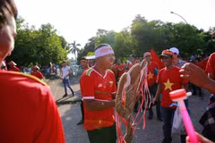 Cổ động viên, người hâm mộ Việt Nam tới sân Thuwunna đã sẵn sàng tiếp lửa cho đội tuyển Quốc gia Việt Nam. (Ảnh: Trọng Đạt/TTXVN)