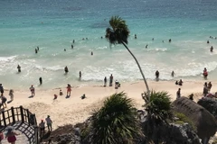 Khách du lịch tắm biển tại bang Quintana Roo, Mexico. (Nguồn: AFP/TTXVN)