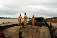 Một tàu hút cát trái phép bị lực lượng công an tạm giữ. (Ảnh: Đỗ Trưởng/TTXVN)