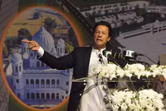 Thủ tướng Pakistan Imran Khan phát biểu tại lễ khởi công xây cửa khẩu Kartarpur với Ấn Độ tại tỉnh Punjab ngày 28/11/2018. (Ảnh: AFP/TTXVN)