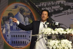 Thủ tướng Pakistan Imran Khan phát biểu tại lễ khởi công xây cửa khẩu Kartarpur với Ấn Độ tại tỉnh Punjab ngày 28/11/2018. (Ảnh: AFP/TTXVN)