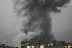 Khói bốc lên sau các vụ oanh kích tại Ain Tarma, Đông Ghouta ngày 16/10/2017. (Nguồn: AFP/TTXVN)