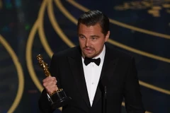 Nam diễn viên Leonardo DiCaprio đoạt giải "Nam diễn viên chính xuất sắc nhất" cho vai diễn trong phim "The Revenant" tại lễ trao giải Oscar 2016. (Nguồn: AFP/TTXVN)