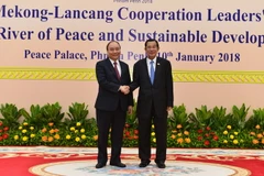 Thủ tướng Nguyễn Xuân Phúc gặp Thủ tướng Chính phủ Hoàng gia Campuchia Samdech Techo Hun Sen. (Ảnh: Thống Nhất/TTXVN) 